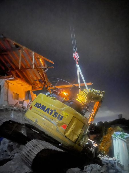 Heavy machinery lifting